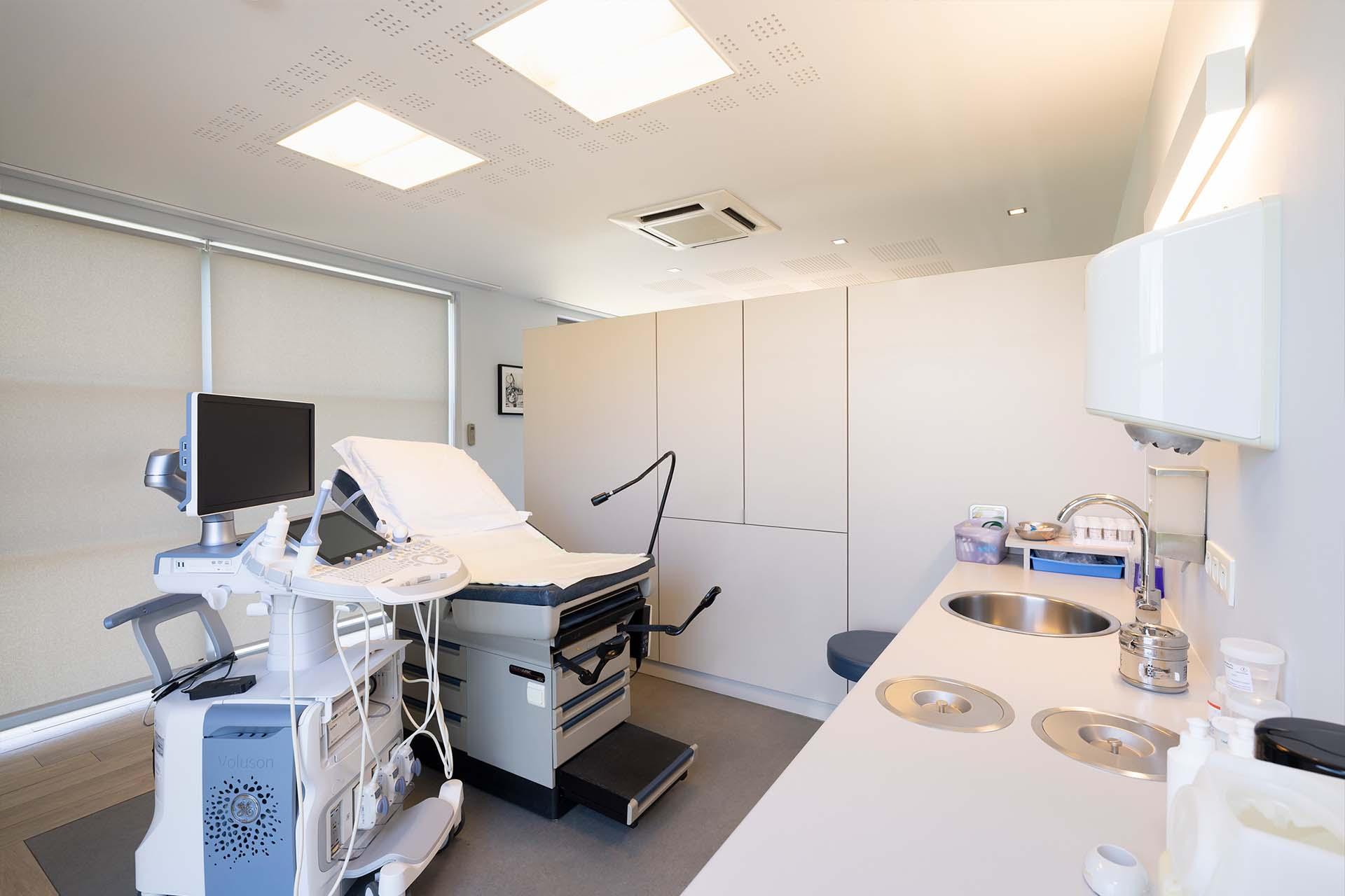 Onderzoeksruimte Groepspraktijk te Ekeren Gynaecologen: Dr. Guy Buytaert, Dr. Patricia Cryns, Dr. Anouk De Bruyn, Dr. Stazie Dierckxsens, Dr. Kristof Kinget en Dr. Marjan Verbruggen